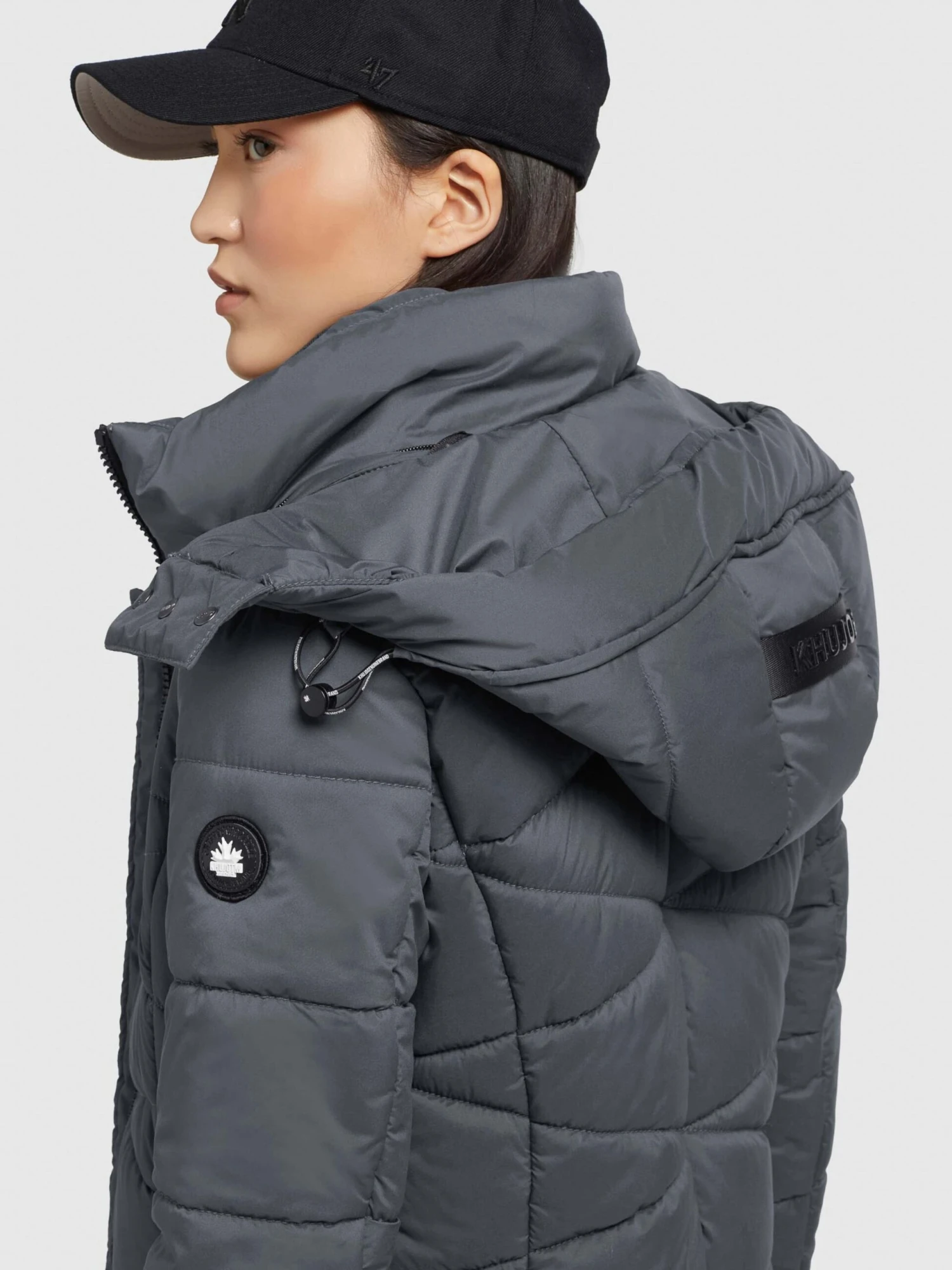 Manteaux de mi-saison Manteau mi-saison Fitt Light Femme gris foncé Khujo Manteaux De Mi-saison Manteau Mi-saison Fitt Light Femme Gris Foncé -Khujo e90d9aec24b7751ba7c543f01b2adc73 scaled